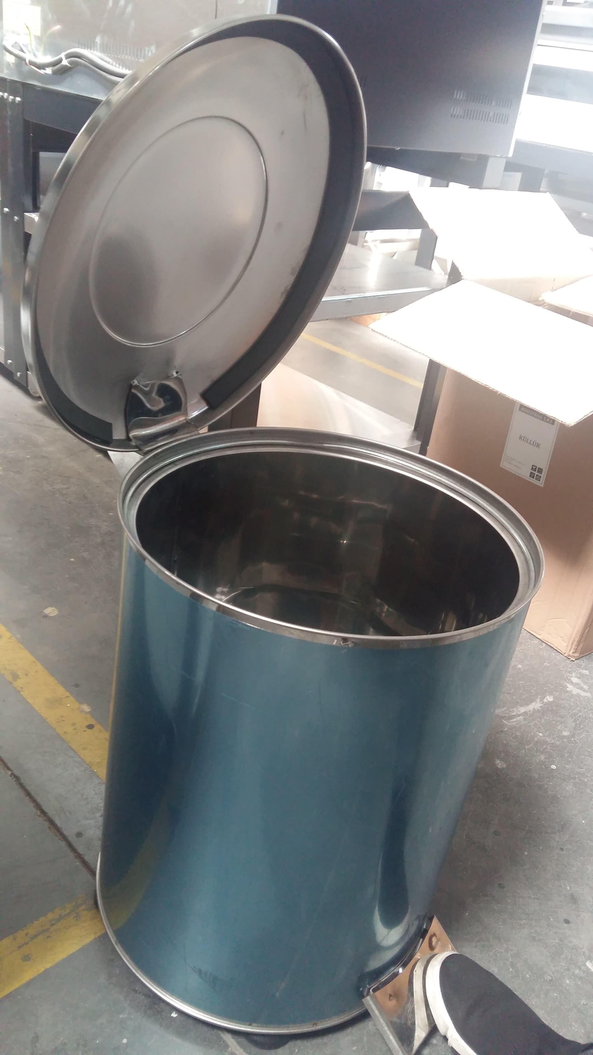 Cos de gunoi inox cu pedala, Sector 2 - Bucuresti - imagine 1 - popic.ro