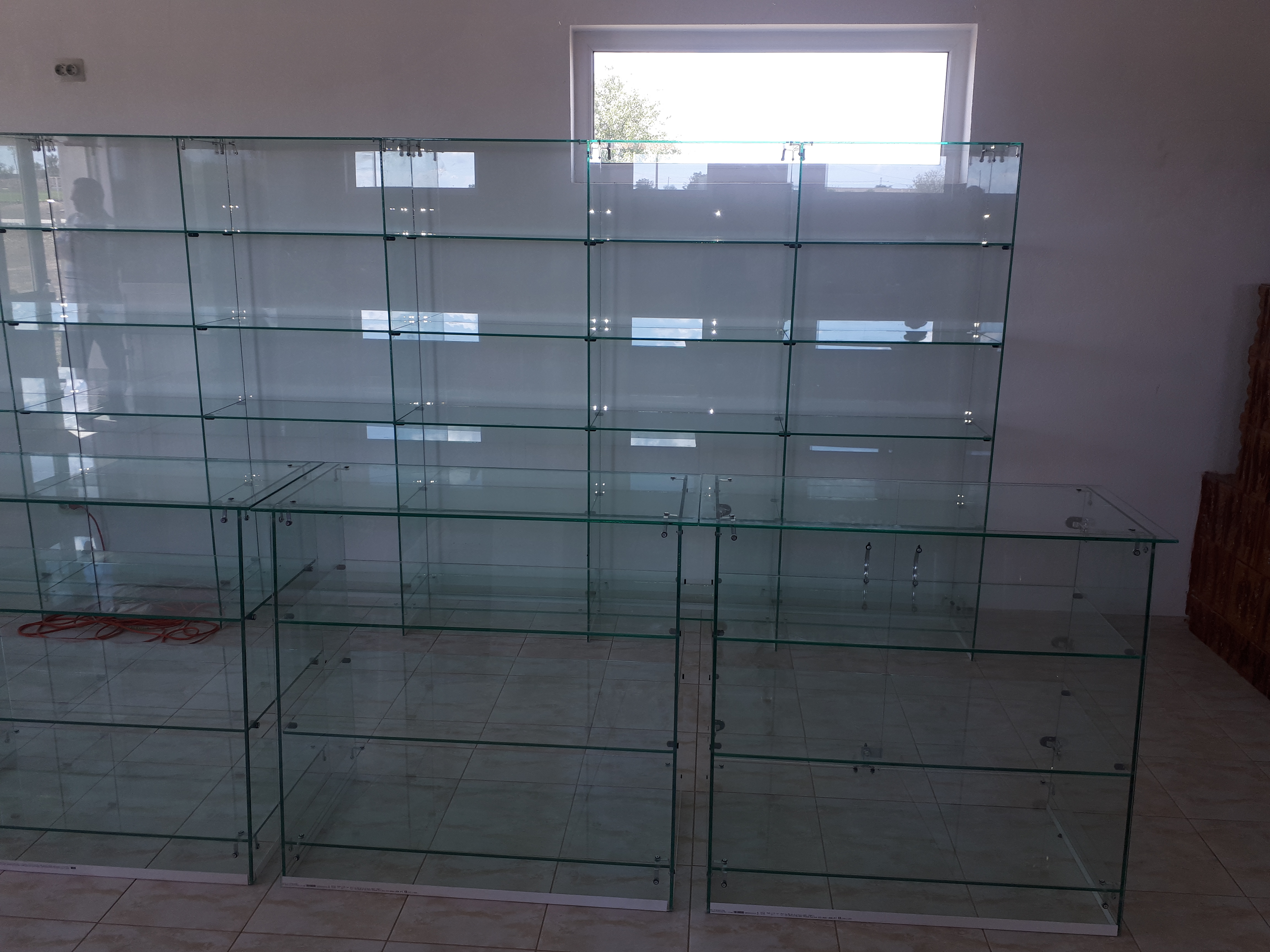 Rafturi sticla magazin, mobilier perete magazin sticla cu pal, Buzău - Buzau - imagine 4 - popic.ro